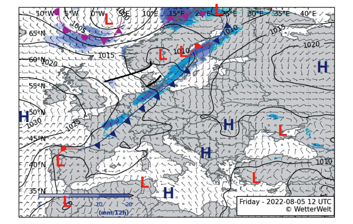 Typische Wetterkarte mit Isobaren und Windpfeilen, die die Verteilung von Hoch- und Tiefdruckgebieten samt zugehöriger Warm- und Kaltfronten über Europa zeigt. Zudem schwarz eingezeichnet: Troglinien