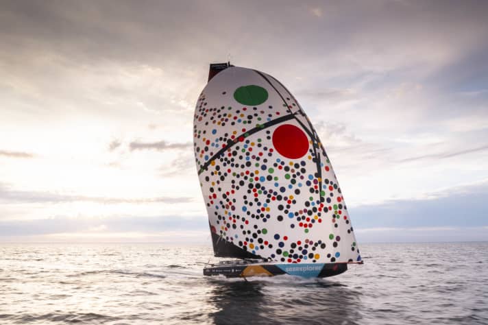 Im neuen Kunstkleid in bretonischen Gewässern unterwegs: die neue Imoca von Boris Herrmanns Team Malizia