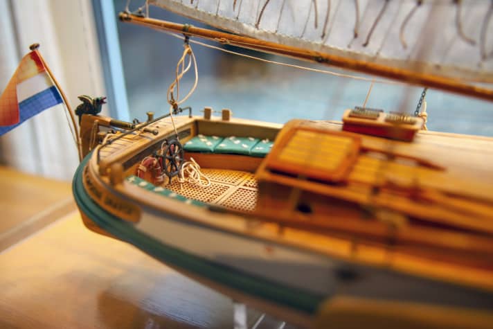 Ergebnis einer Leidenschaft für Modellsegelschiffe: Die royale Yacht „De Groene Draeck“ in einer Glasvitrine im Wohnzimmer von Ingelore Achenbach