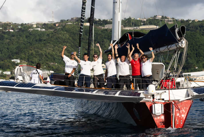 Im Rekord-Glück vor Grenada: Giovanni Soldini und seine sechs Mitstreiter auf “Maserati”