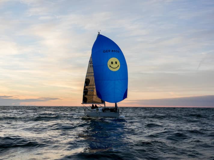 Hier ist das Segelmotto weithin sichtbar: Lasse Storm und Jan Christian Rößler segelten mit ihrer First 300 Spirit „First Smile“ über 158 Seemeilen in der Small-Gruppe auf Platz fünf