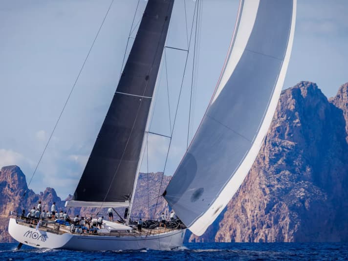Die Gesamtsiegerin der Ibiza JoySail 2022: die Swan 115 “Moat” vor felsiger Kulisse
