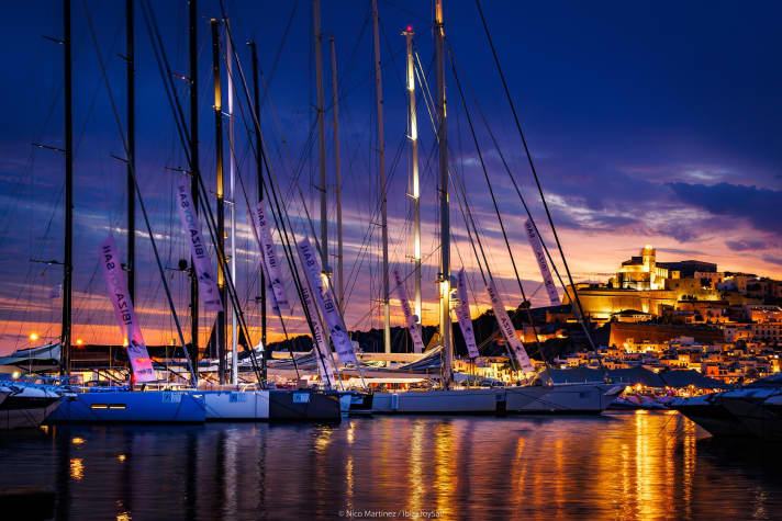 Nächtliche Hafenidylle bei der Ibiza JoySail, die auf See und an Land ein sehr attraktives Programm bot