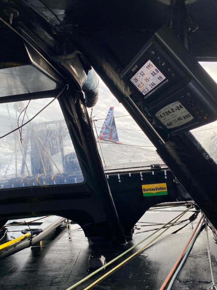 So eng geht es in der Imoca-Klasse zu: Hier fotografiert “Bureau Vallée”-Skipper Louis Burton seinen Konkurrenten Jérémie Beyou (”Charal”). Inzwischen hat sich Beyou auf Platz drei in der Klasse vorgearbeitet, während Burton auf Platz elf zurückgefallen ist