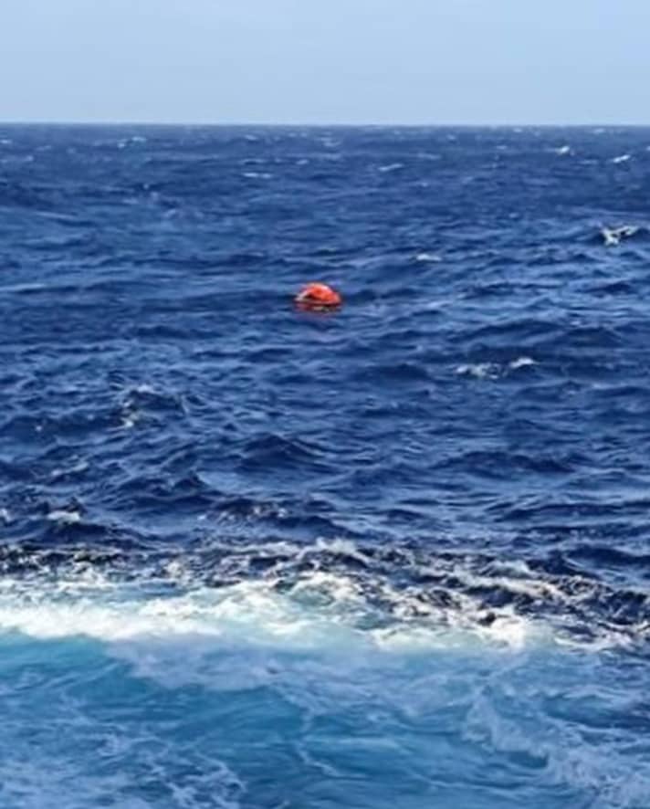 Wie ein verlorener Spielball in den Wellen: Fabrice Amedeo in der Rettungsinsel