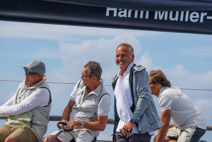 Er kann auch ernst, aber typisch ist diese Momentaufnahme vom neuen “Platoon”-Taktiker Vasco Vascotto. Am Steuer ist Eigner Harm Müller-Spreer zu sehen