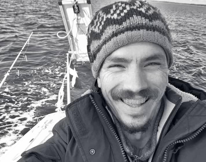 Der 33-jährige Samuel Tonne hat in Flensburg studiert und sein Geld als Musiklehrer verdient – bis das Seefieber einsetzte. Heute arbeitet er als Segellehrer und lebt auf seinem Boot