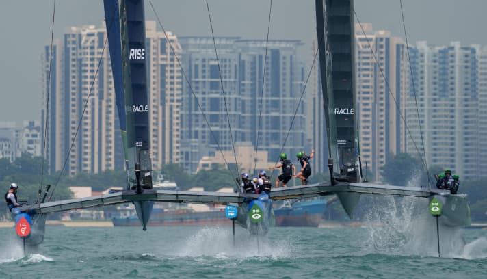 Der SailGP in Singapur lieferte viele packende Infights wie hier zwischen Tom Slingsbys australischem und Jimmy Spithills amerikanischem Team