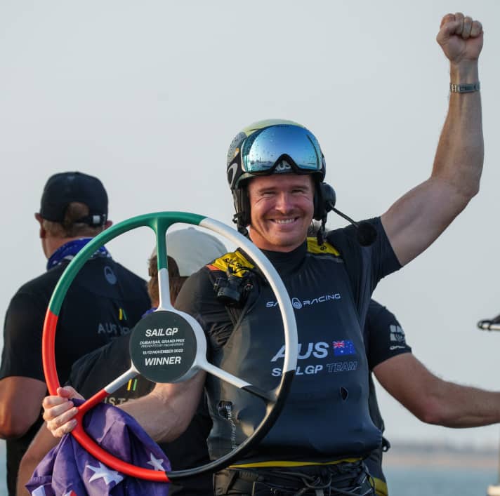 Am Ende triumphierte einmal mehr der zweimalige SailGP-Saisonsieger, Tabellenführer und CEO des australischen Teams: Tom Slingsby hält in Dubai das Siegersteuer in seinen Händen und feierte den Erfolg mit seiner Mannschaft