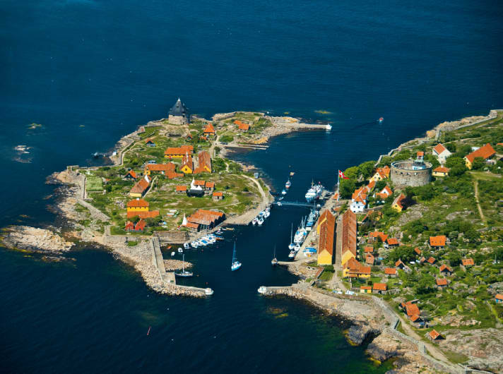 Wer mit dem eigenen Boot kommt, wählt die Einfahrt im Süden und macht meist am Kai von Christiansø fest. Ankern geht auch im nördlichen Teil 
