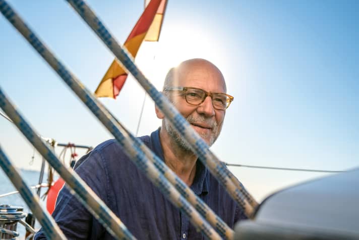 Solo Segeler Christoph Lauterbach auf der Elbe