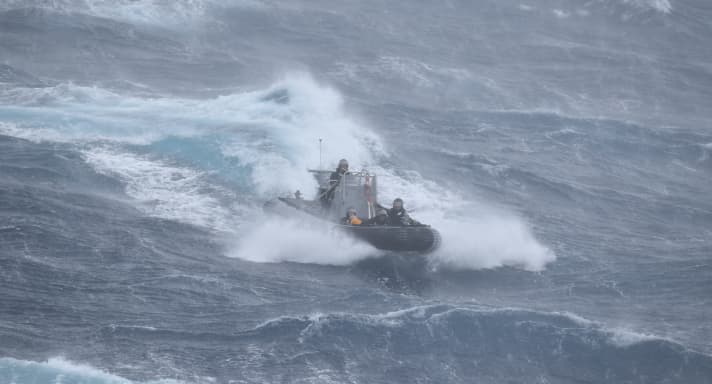 Das Schlauchboot der Royal New Zealand Navy bei der Rettung