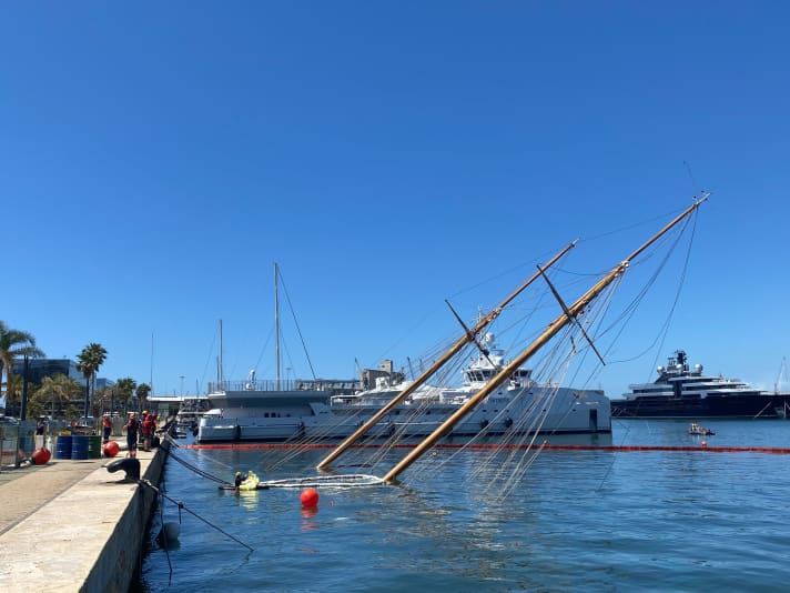 Fast drei Monate ragten nur die beiden Masten aus dem Hafenbecken von Tarragona