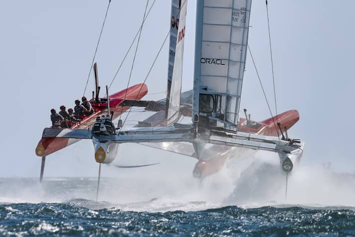 Felix Diemer zählt zu den offiziellen Top-Fotografen, die regelmäßig den SailGP in Szene setzen. Diese spektakuläre Momentaufnahme gelang ihm beim ersten Einsatz 2021 in Cadiz in extremen Windbedingungen