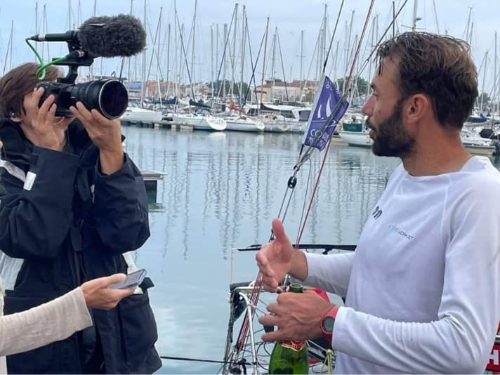 Kaum auf dem Steg, schon im Interview: Pierre Le Roy, überlegener Gesamtsieger der Proto-Klasse