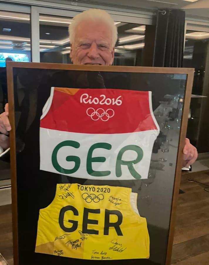 NRV-Olympic-Team-Gründer Gunter Persiehl mit dem Abschiedsgeschenk von  Erik Heil und Thomas Plößel für seine Frau Gyde Persiehl 