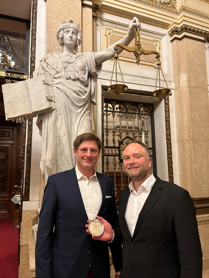 Die Doublehand-Weltmeister Jonas Hallberg und Till Barth mit dem kleinen Preis für die Nominierung in der Kategorie “Deutschlands beste Hochseeyacht”