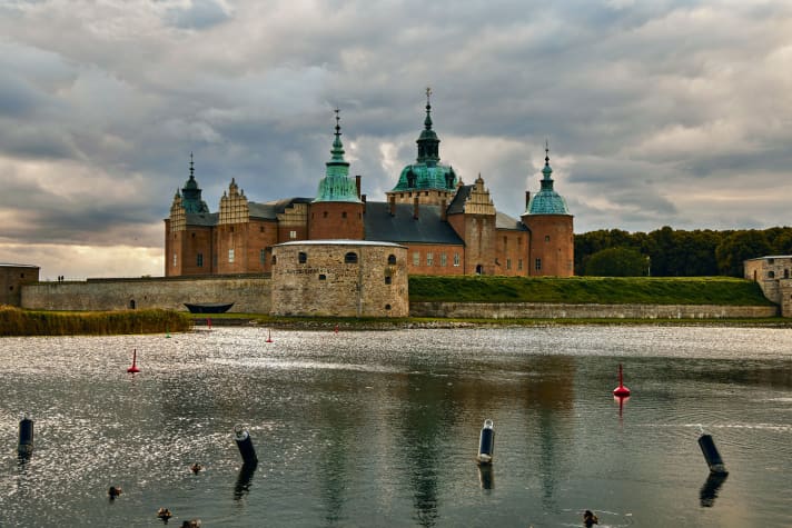 Über Kalmar wacht ein im­po­santes Schloss