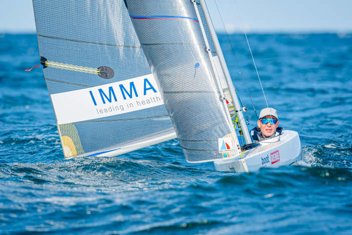 2.4-mR-Dominator und Paralympics-Sieger Heiko Kröger bei der Kieler Woche
