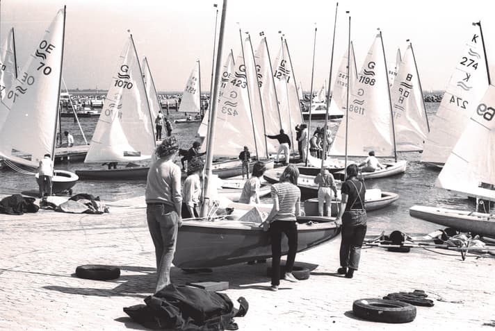 Im Olympiahafen werden die Finn-Dinghys 1972 zu Wasser gelassen