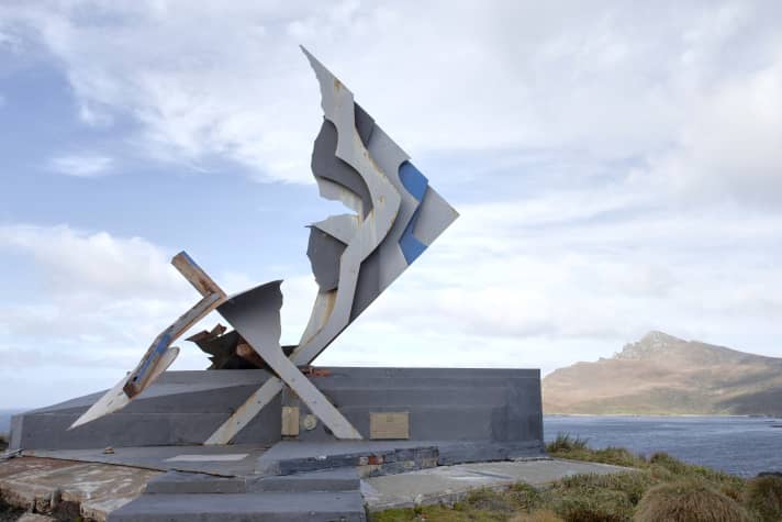   Selbst das massive Denkmal auf dem Kap musste sich schon dem Wind beugen - wie hier 2016