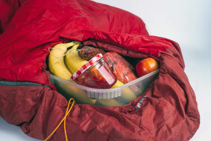   In einen Schlafsack eingepacktes Obst und Gemüse erwärmt sich kaum