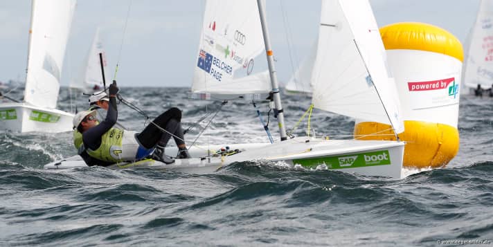   Die Australier Belcher/Page, das derzeit beste 470-Duo der Welt, fanden den Weg nach Kiel und führen ihre Klasse überlegen an
