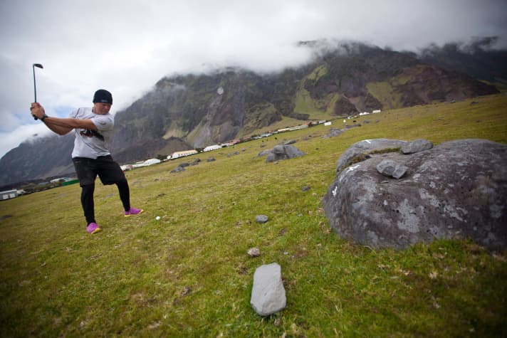   Abschlag am Golfplatz: Pumas Segler müssen während des Zwangsaufenthalts auf Tristan da Cunha nicht allzu sehr leiden