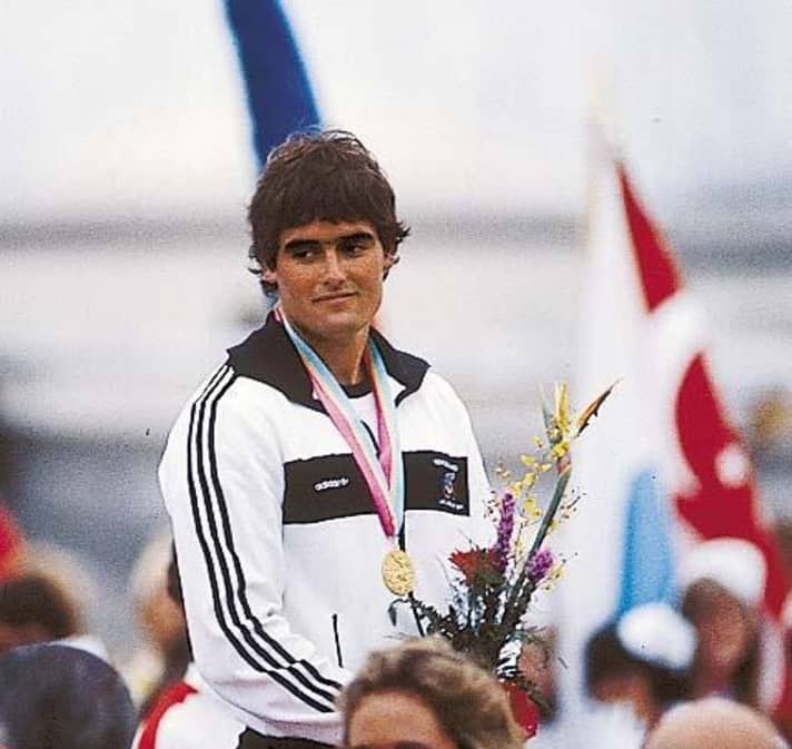  Der junge Russell Coutts bei der olympischen Siegerehrung 1984: Damals gewann er im Alter von 22 Jahren im Finn-Dinghy Gold für Neuseeland 