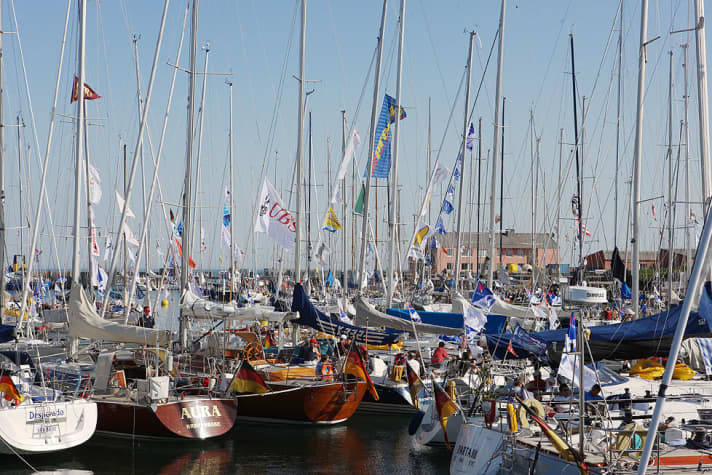   Zu Pfingsten ist der Helgoländer Hafen voll und die Nordseeinsel der Gipfel der Hochseesegler