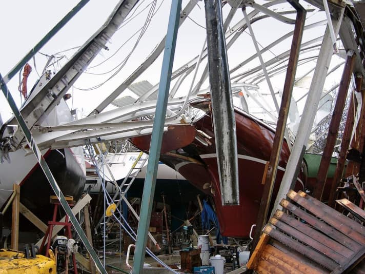   Eingestürzte Winterlagerhalle infolge eines Sturms
