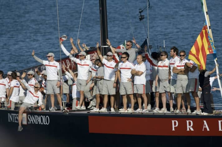   Das Prada-Team nach dem Sieg beim Louis Vuitton Cup