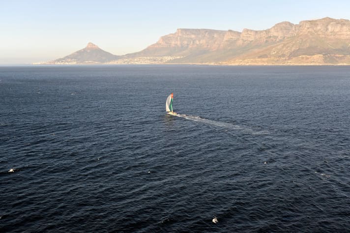   Einsam und allein segelt Groupama die letzten Meilen bis zum Ziel