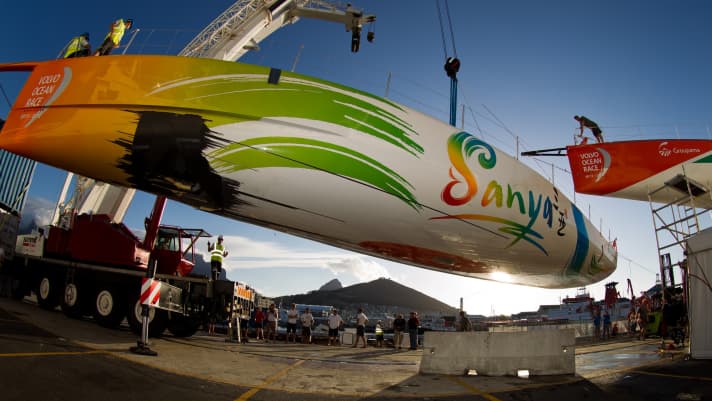   Noch ist's ein Loch: Team Sanya wird für die Reparatur der delaminierten Bugsektion in Position gebracht
