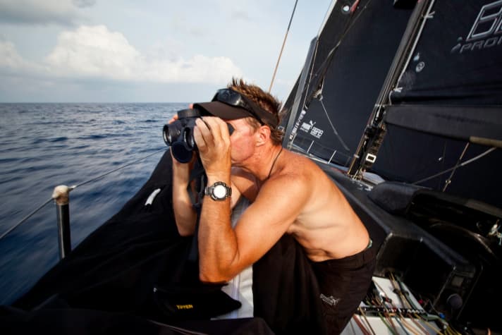   Genau gepeilt: Puma Skipper Ken Read beobachtet die Konkurrenz durchs Fernglas, um Kurs und Geschwindigkeit besser einschätzen zu können