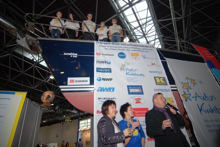   Schiffstaufe der "Sunshine4kids" auf der boot in Düsseldorf. Von links nach rechts: Ute Friese (Aktion Kindertraum), Gaby Schäfer (sunshine4kids) und Thomas Sonnenberg (TV-Coach, Sozialpädagoge)
