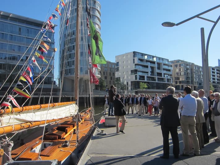   Geburtstagsfeier im Sandtorhafen