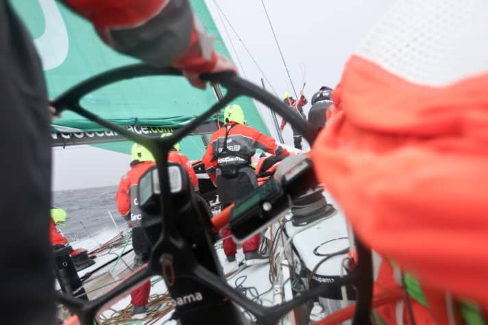   Leck und trotzdem schnell: Groupama schiebt sich auf Platz 2