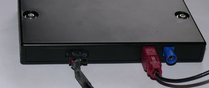   Nur drei Anschlüsse: links Strom, rot ist die UMTS-Antenne, an der blauen Buchse lässt sich eine externe Antenne für den integrierten GPS-Empfänger anschließen