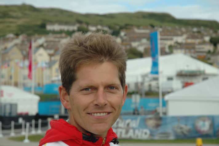   49er-Steuermann Tobias Schadewaldt vor dem Olympischen Dorf in Weymouth
