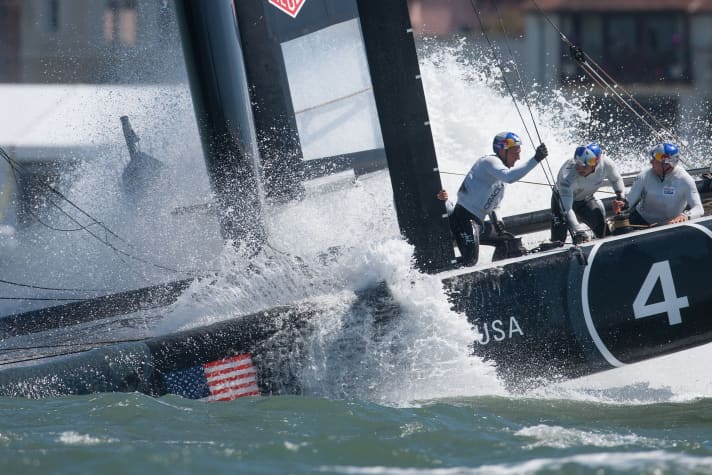   Oracle Racing mit Spithill gräbt sich ein, bleibt aber aufrecht