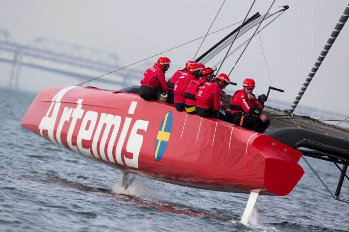   Noch nicht in Fahrt: Artemis Racing, noch mit Hutchinson (g.r.) an Bord
