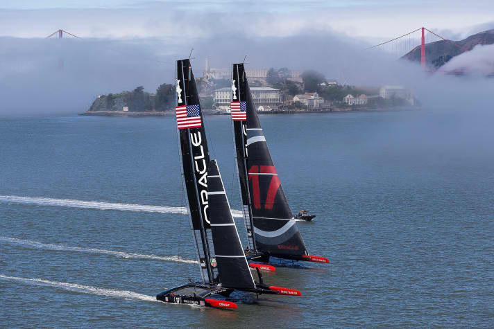   Zwei-Boot-Training von Oracle Team USA auf der Bucht von San Francisco