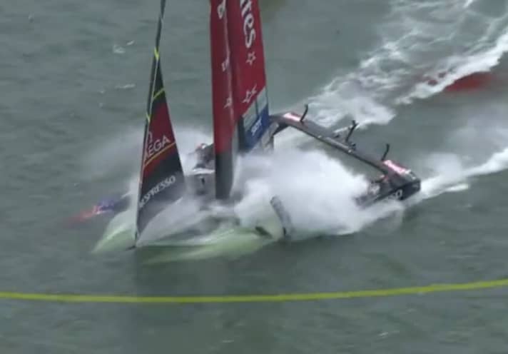   Zu viel Wind oder doch einfach die falschen Boote für das Revier: Team New Zealands "Nosedive" sorgte am Montag für Schreckminuten