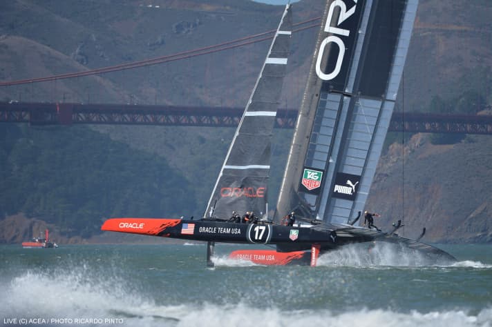   Auf und davon: Das Oracle Team USA segelte am Dienstag in einer eigenen Dimension