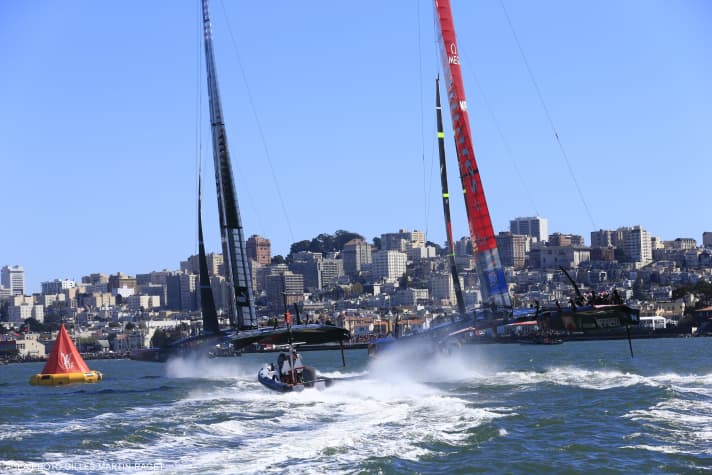   So einfach war es am Sonntag: Das Oracle Team USA erreicht die erste Marke nach besserem Start jeweils zuerst. Bei dem Stand blieb es bis ins Ziel