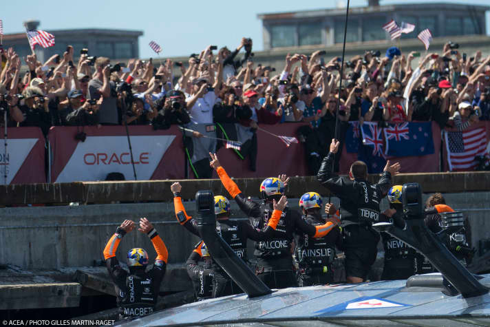   Triumph nach historisch einmaliger Aufholjagd: Das Oracle Team USA winkt seinen Fans