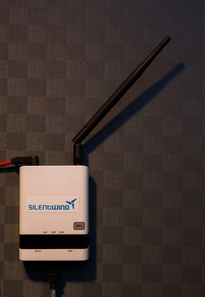   Ein spezieller, zur W-Lan-Antenne passender Router kann die Internetverbinung in einem lokalen Funknetz an Bord zur Verfügung stellen