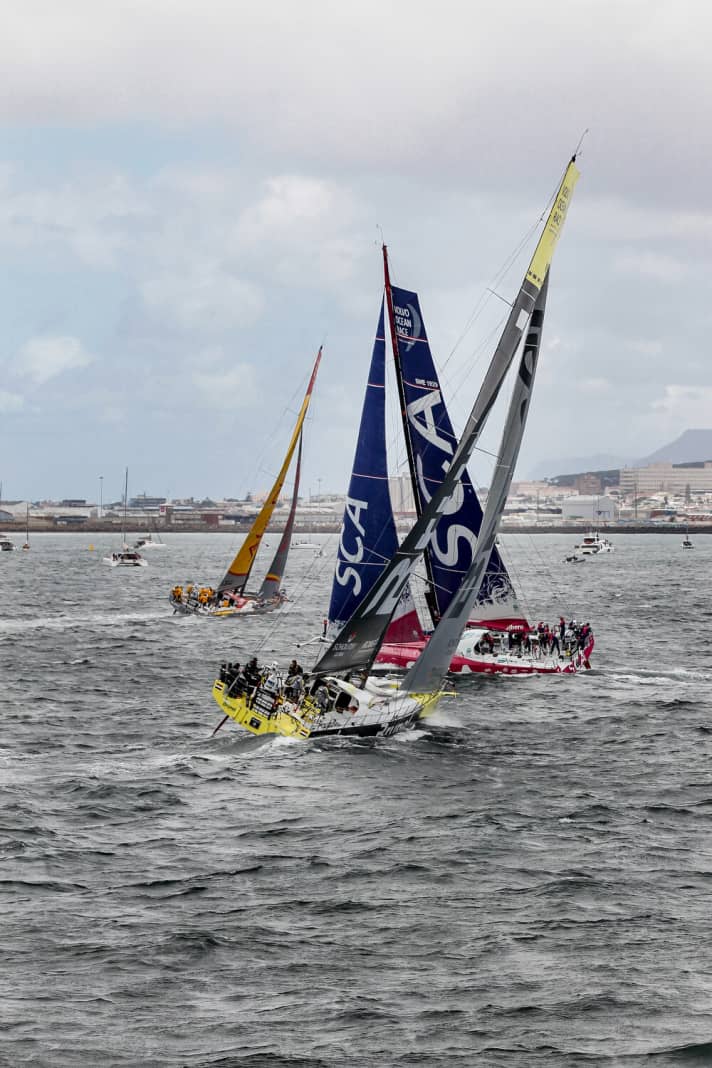   Abu Dhabi zieht davon, Team SCA und Team Brunel duellieren sich über weite Strecken. Am Ende sorgt ein verpatztes SCA-Manöver dafür, dass die entschlossene Mannschaft vom Brunel-Skipper Bekking vorbeiziehen und sogar noch Abu Dhabi attackieren kann