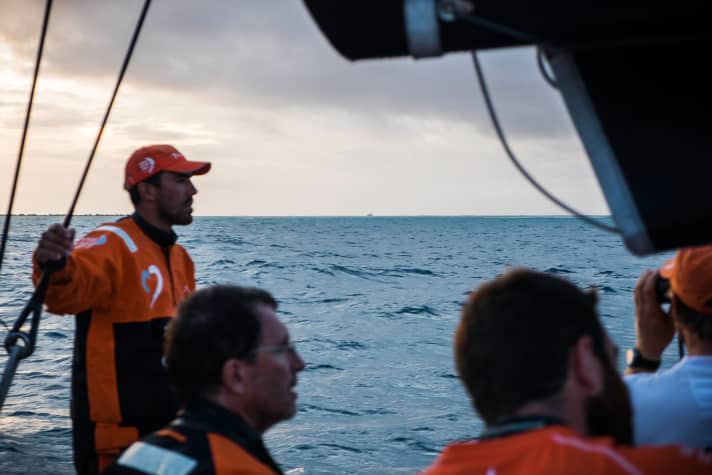   Team Alvimedica beobachtet die havarierte Yacht